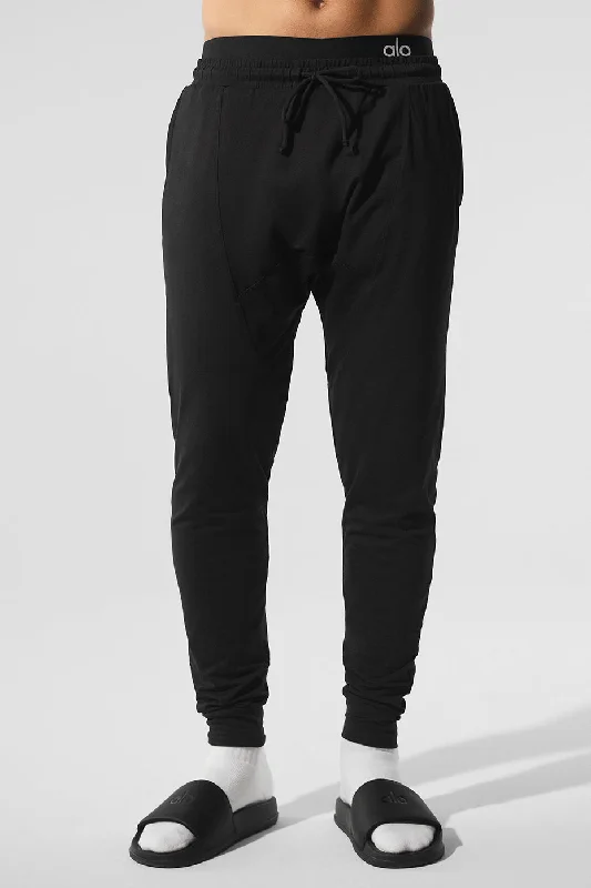 Weekend Discounts to Snag Conquer Revitalize Pant - Black